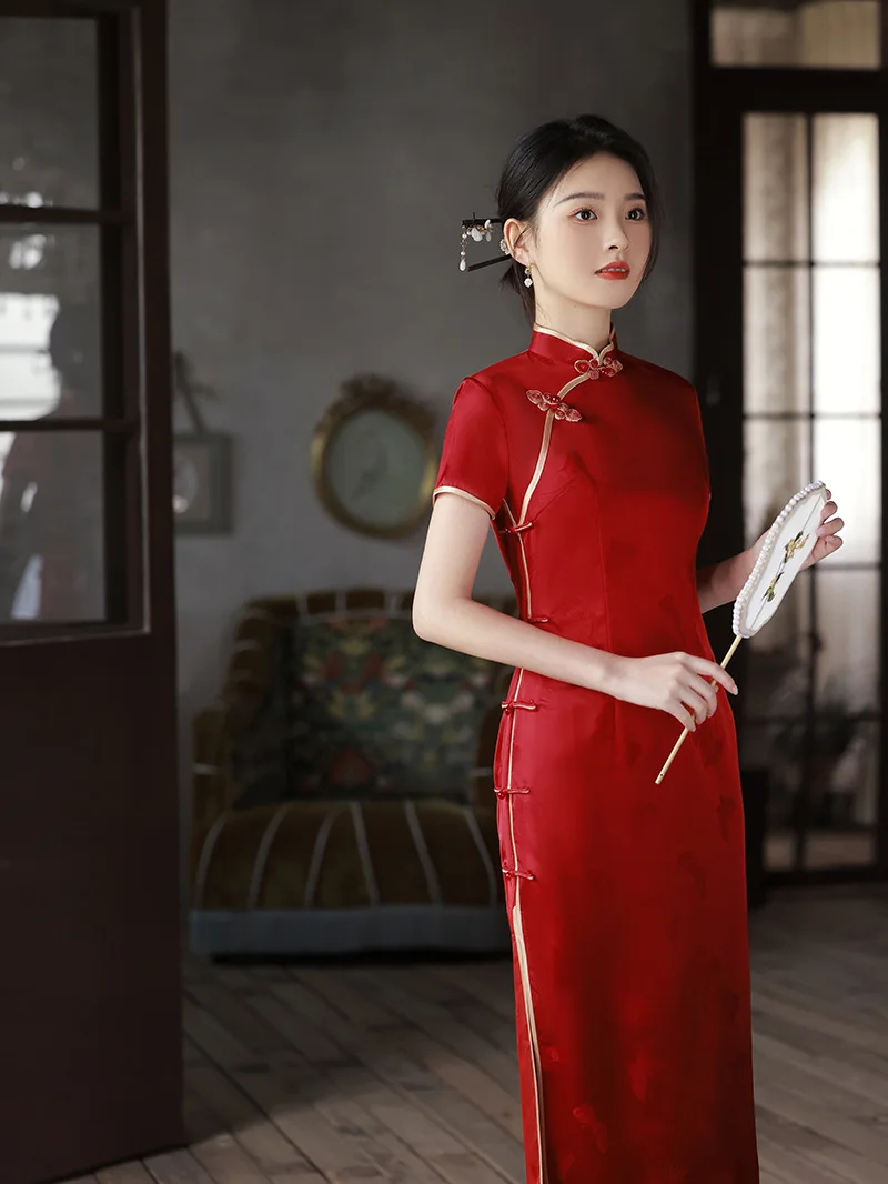 Лятно червено жаккардовое атласное рокля ръчна изработка с бутони Чонсам, елегантна китайското сватбена рокля Ципао в ретро стил с къс ръкав
